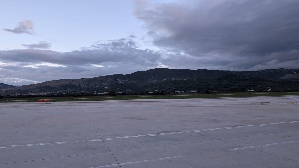 Blick auf die Berge hinter dem Flughafen Split