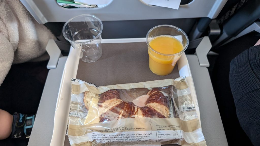Laugencroissant, Wasser und Orangensaft
