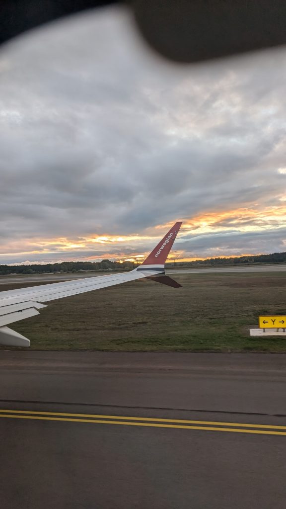 Flugzeugflügel bei Sonnenuntergang, kurz vor dem Start