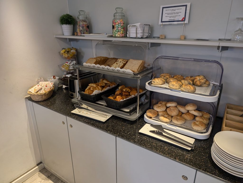 Eine Auswahl an Brot, Brötchen und Teilchen