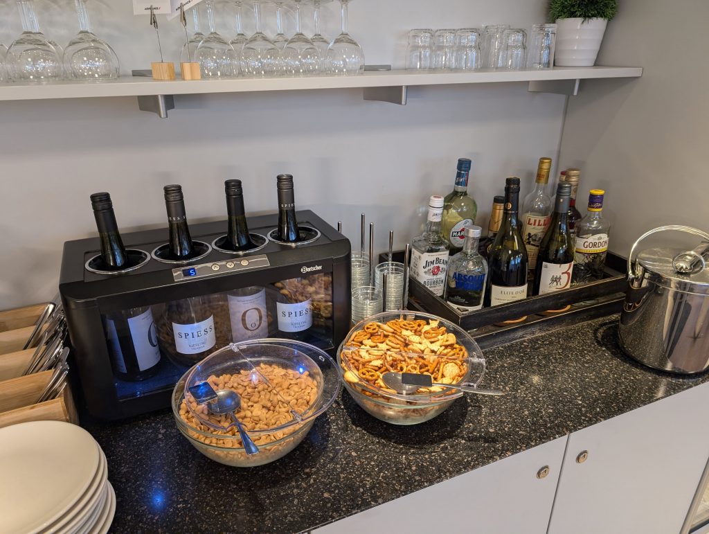 Verschiedene Weine und Alkohole. Herzhafte Snacks und Eiswürfel