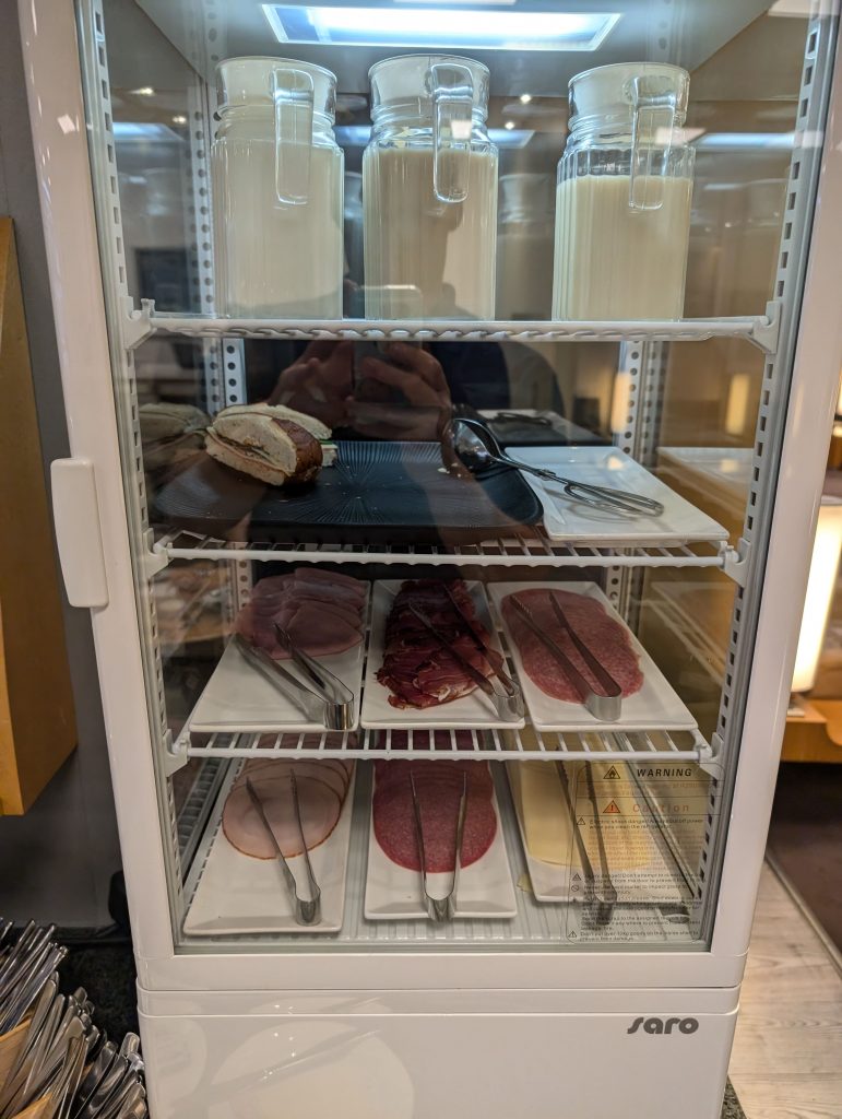 Ein Kühlschrank mit Milch und Aufschnitt von Käse und Wurst