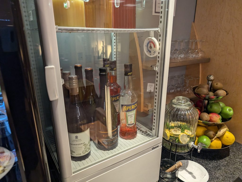 Säfte, Wein und Aperol. Limettenwasser