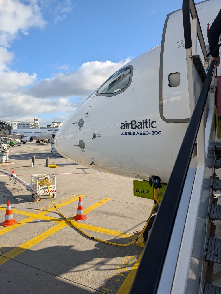 Spitze einer Airbus A220-200 von Air Baltic
