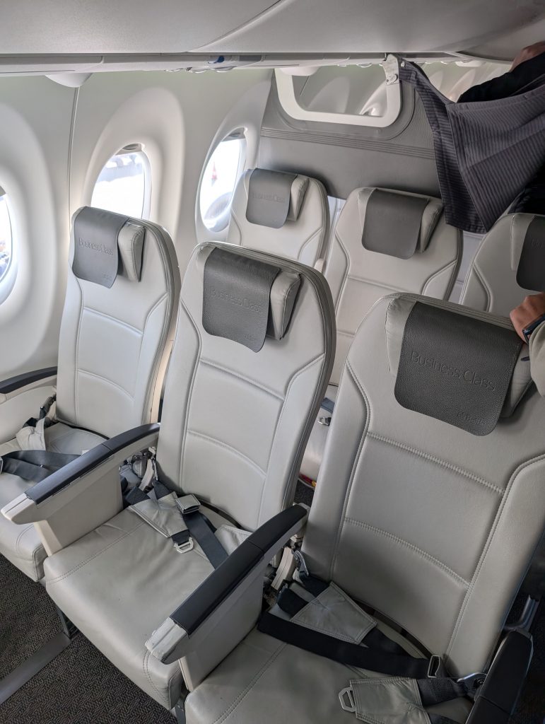 Business-Class im Airbus A220-300 von Air Baltic