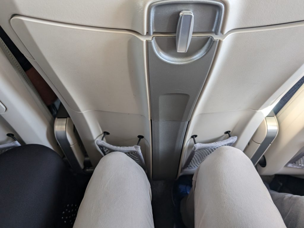 Sitzabstand im Airbus A220-200 von Air Baltic