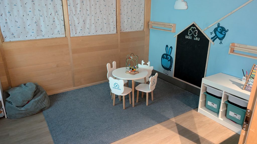 Kindertisch mit Stühlen in der Spielecke