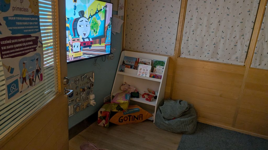 Spielecke für Kinder mit Fernseher und Spielzeug