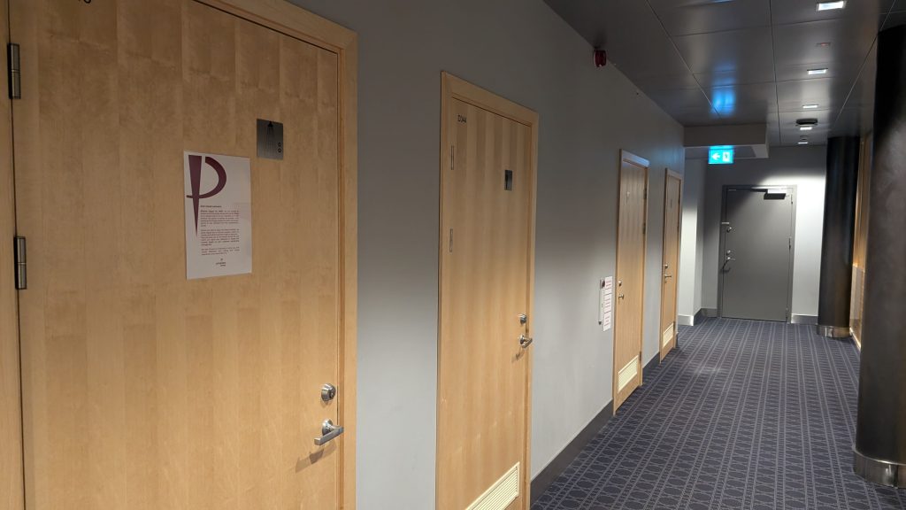 Flur mit Türen zu den Private Rooms