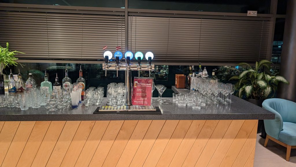 Bar in der Primeclass Lounge
