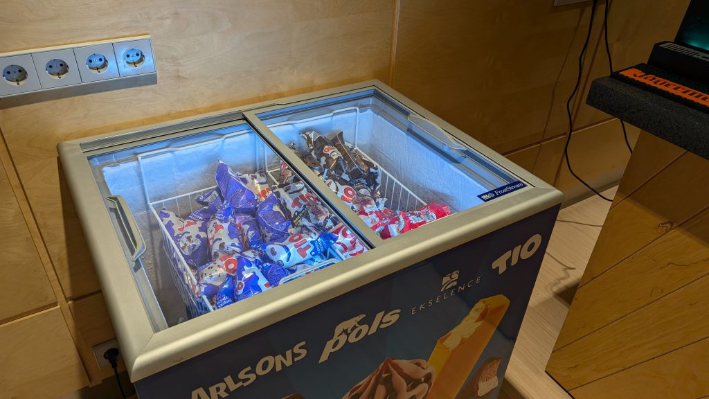 Eistruhe mit verschiedenen Eissorten