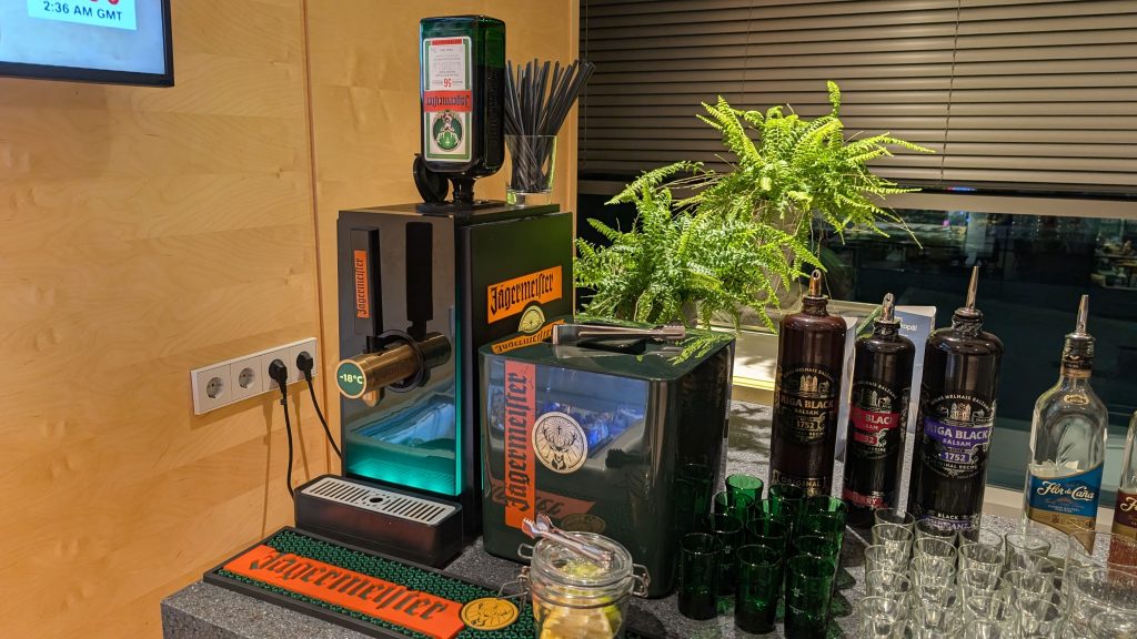 Auswahl an Gläsern und Zapfanlage mit Bier und Softdrinks