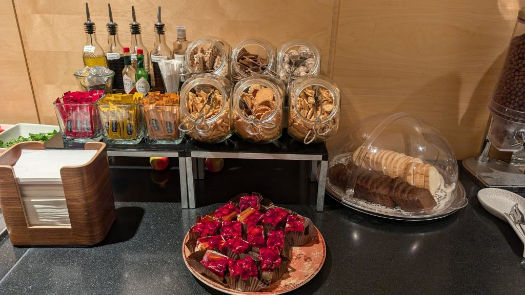 Gebäck, Kuchen und Spirituosen auf dem Buffet
