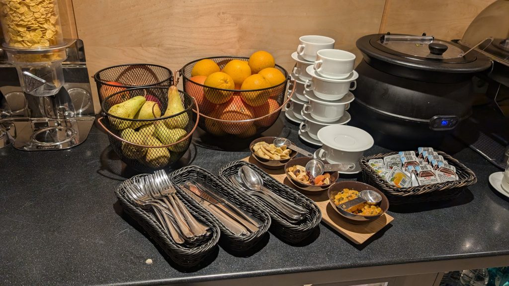 Auswahl an geschnittenem Obst, Gebäck und Eiern
