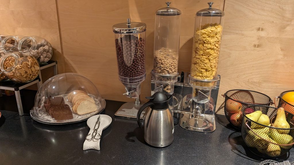 Frühstücksbuffet mit Müsli, Cornflakes und frischem Obst