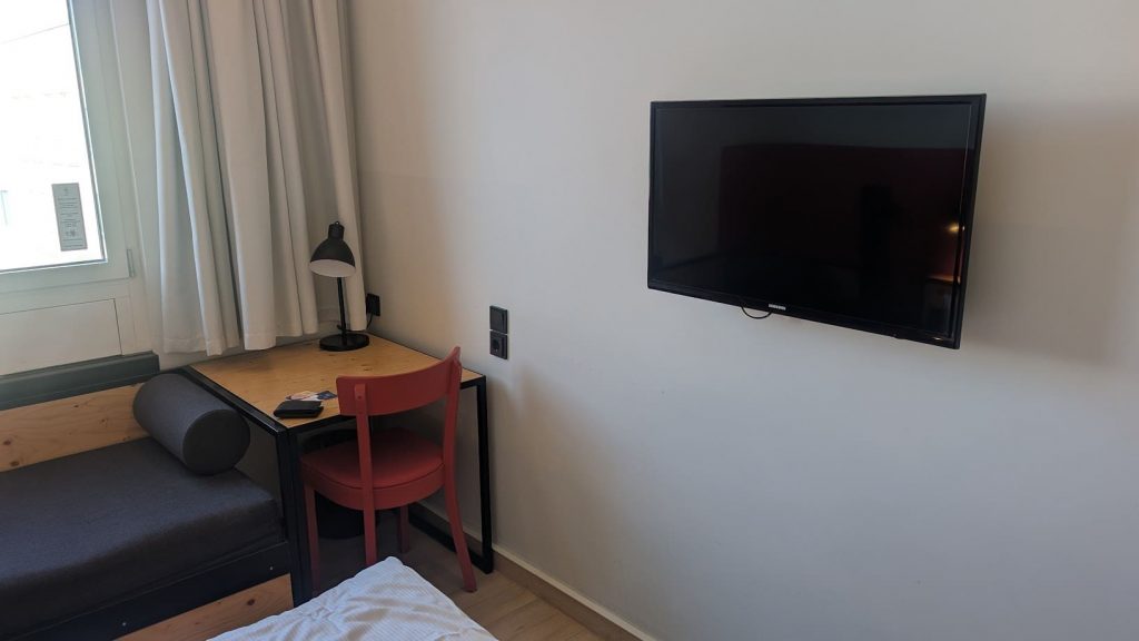 Kleiner Schreibtisch und Fernseher auf dem Zimmer