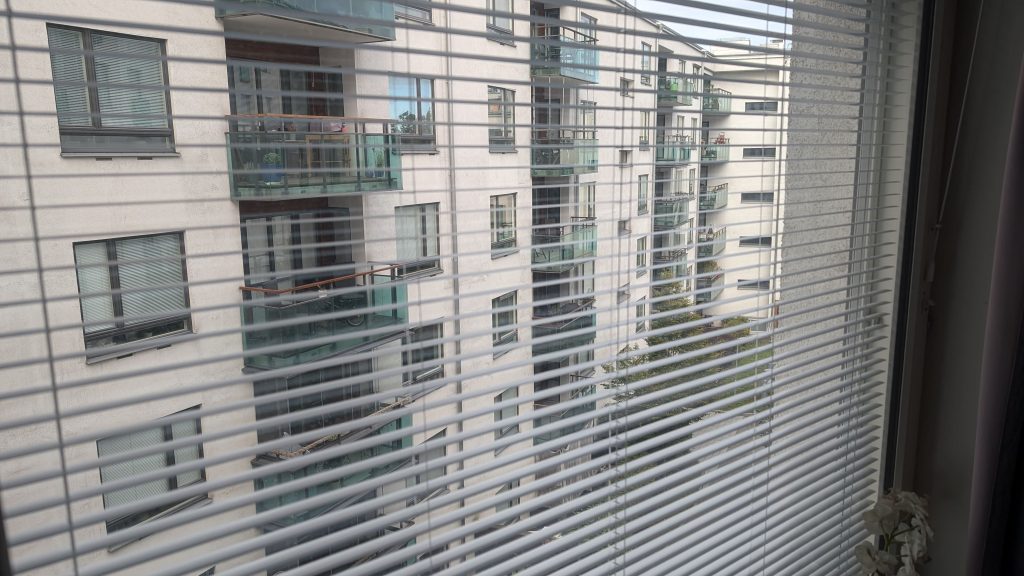 Blick aus dem Fenster auf andere Wohnungen
