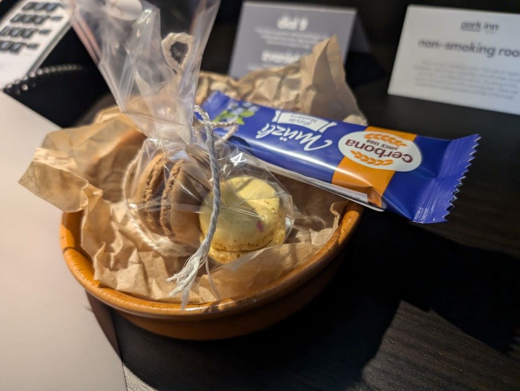 Willkommensgeschenk mit Macaron und Müsliriegel