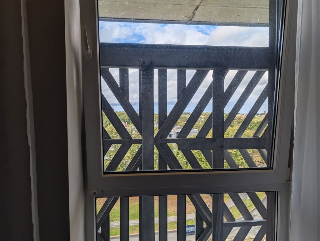 Eingeschränkte Sicht durchs Fenster