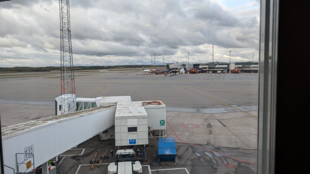 Alternativtext: Panoramafenster der Pearl Lounge mit Blick auf das Vorfeld und Fluggastbrücken des Flughafens Stockholm Arlanda.