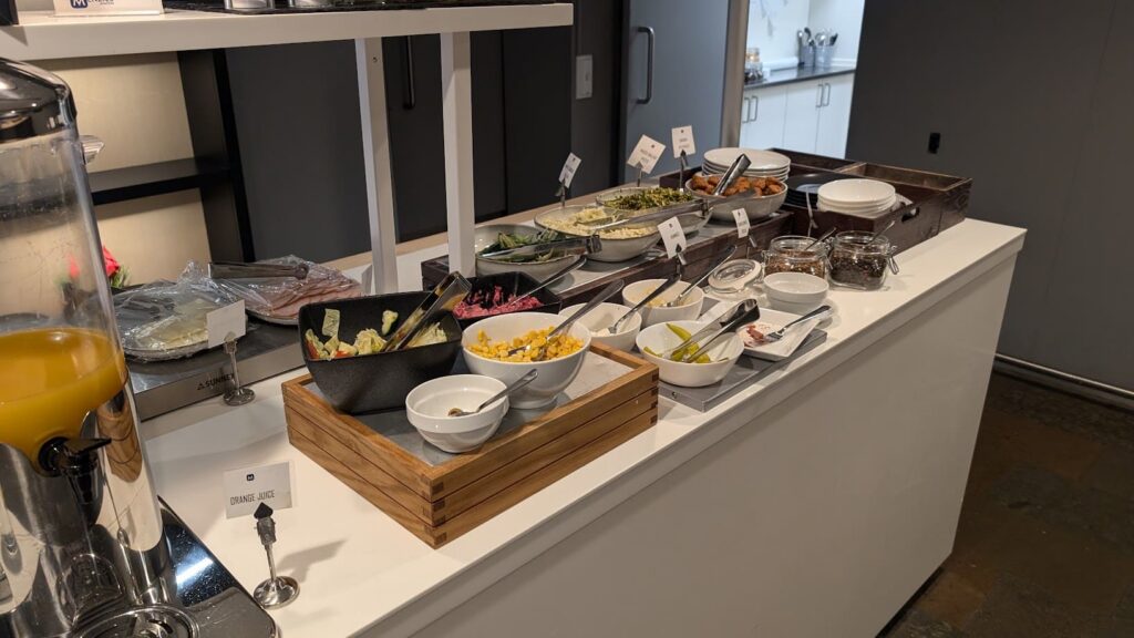 Kaltes Buffet mit Schalen voller Maissalat, Blattsalat, Roter Bete und Toppings in Weckgläsern